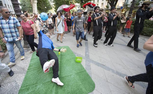 El swing del FEX recorre las calles
