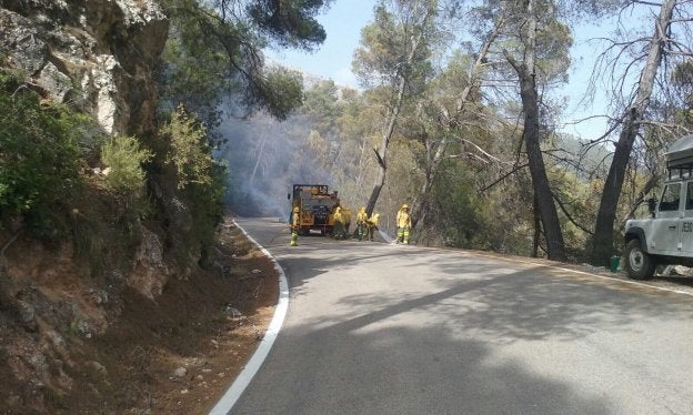 El Infoca controla un fuego junto al Charco de la Pringue en Villanueva