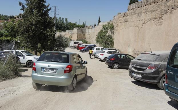 El Ayuntamiento cerrará el aparcamiento de la muralla de la Alberzana