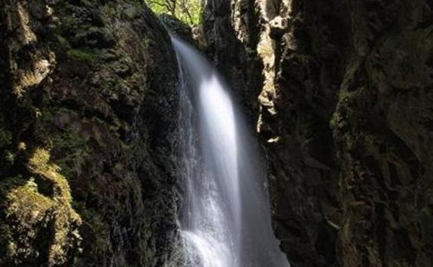 Fallece un joven montañero en una cascada tras despeñarse por una ruta