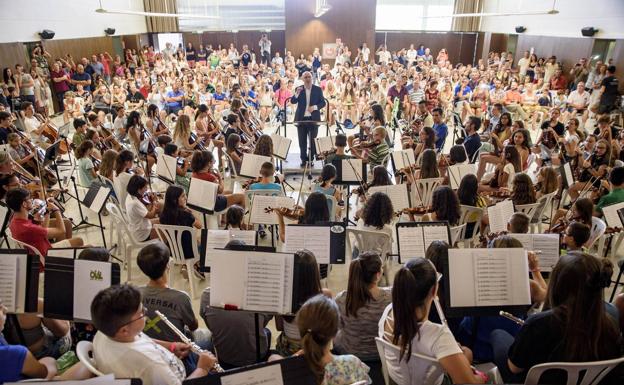 Medio millar de personas en torno a la música con la OCAL