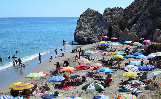Un policía fuera de servicio rescata a una mujer que se ahogaba en una playa de Nerja