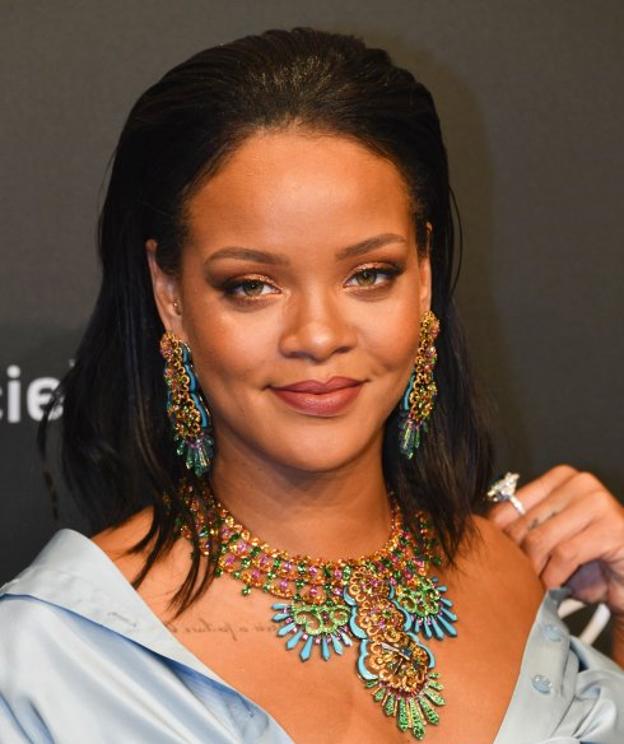 Rihanna sale con un rico saudí