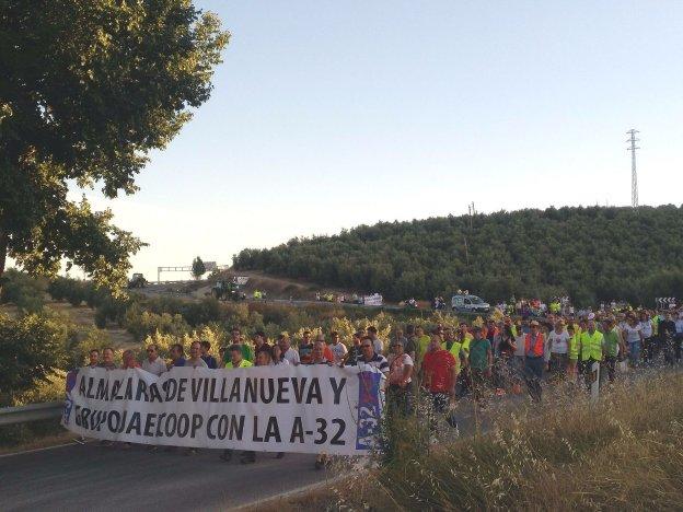 Cientos de personas cortan la carretera para exigir la finalización de la A-32