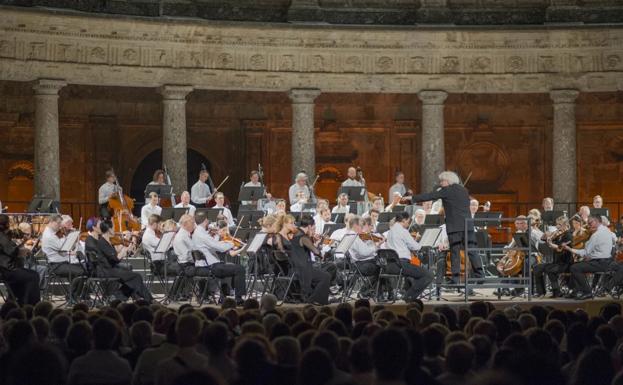 Simon Rattle dirige a la Orquesta Sinfónica de Londres con el Mahler más estremecedor