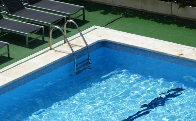 Una niña grave después de estar 30 minutos bajo el agua en la piscina de un hotel
