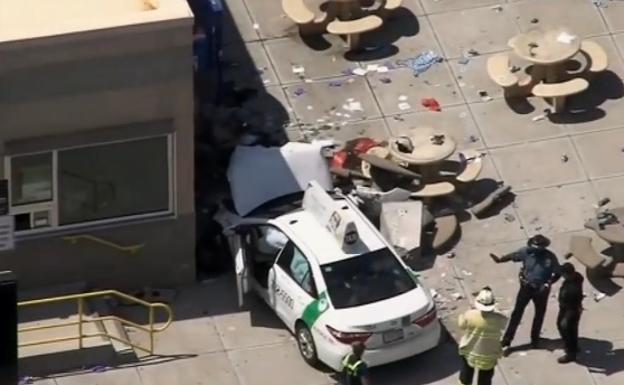 Un taxista arrolla a un grupo de personas en el Aeropuerto Internacional de Boston