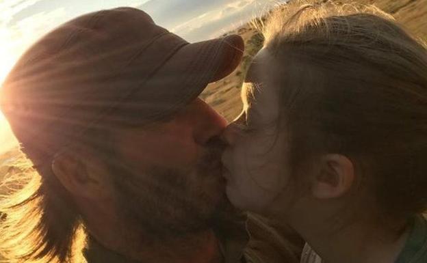 El 'zasca' de Beckham a las críticas por besar en la boca a su hija de 5 años