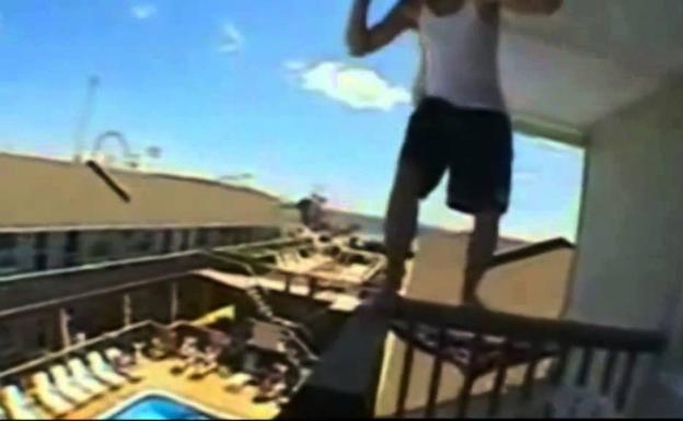 Un joven de 27 años, en estado crítico tras practicar 'balconing' en un hotel de Ibiza