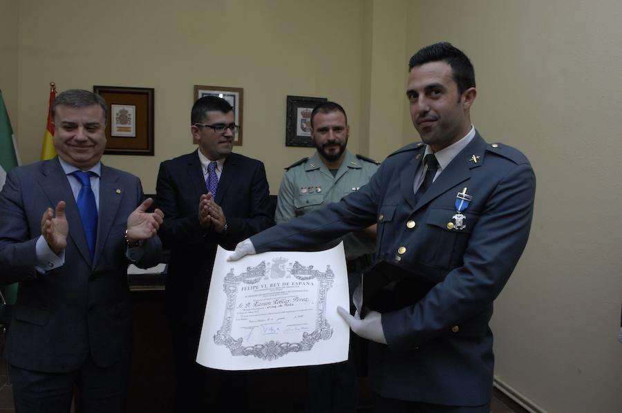 Los agentes del Puesto de la Guardia Civil de Cádiar, condecorados con la Medalla al Merito Civil