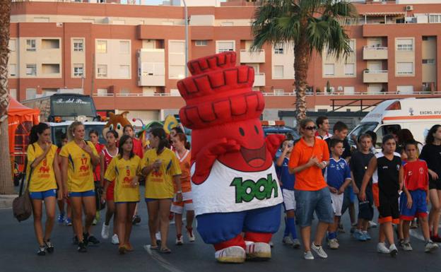 El primer minuto de las 100 Horas de deporte de Roquetas de Mar