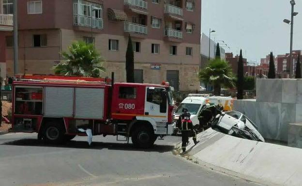 Resulta herido tras empotrarse en la rotonda del cementerio