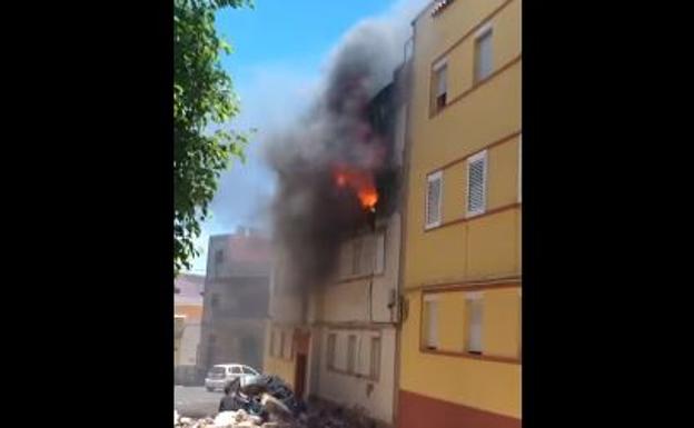 Difunden las impactantes imágenes del incendio supuestamente provocado por la mujer que falleció en él