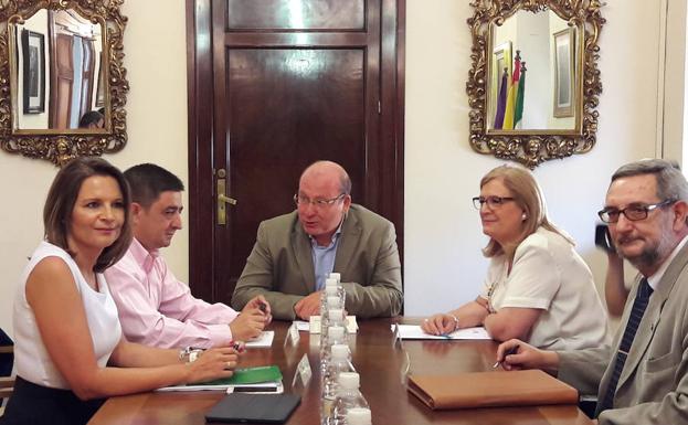 La reunión del Museo Íbero comienza con buen ambiente y expectación