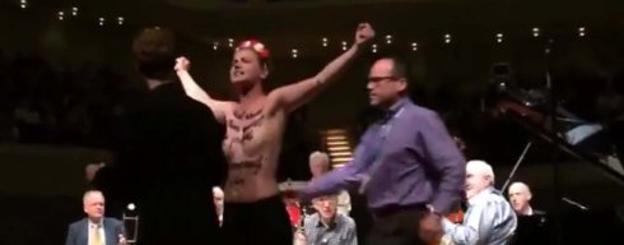 Femen estalla contra Woody Allen