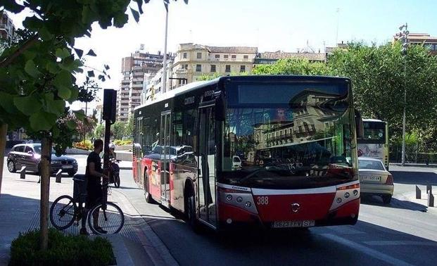 Facua denuncia "masificación de líneas" por los "recortes" en los horarios de los autobuses