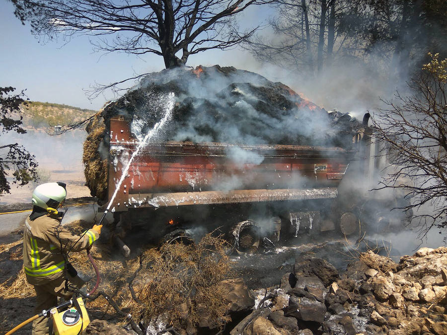 Un camión arde en Cacín
