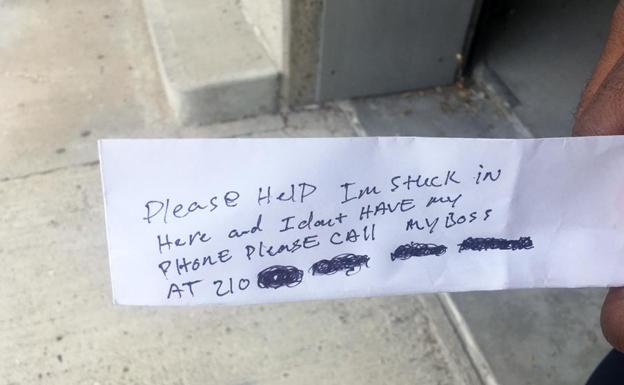 Un hombre atrapado en un cajero escapa al pasar notas en lugar de billetes