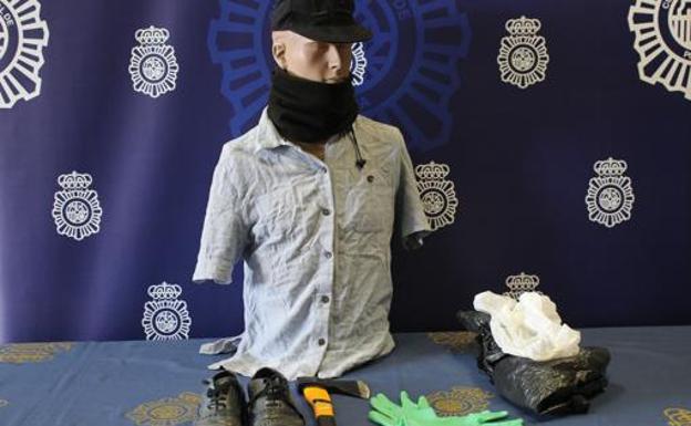 El jubilado disfrazado que trató de asaltar un banco con un hacha