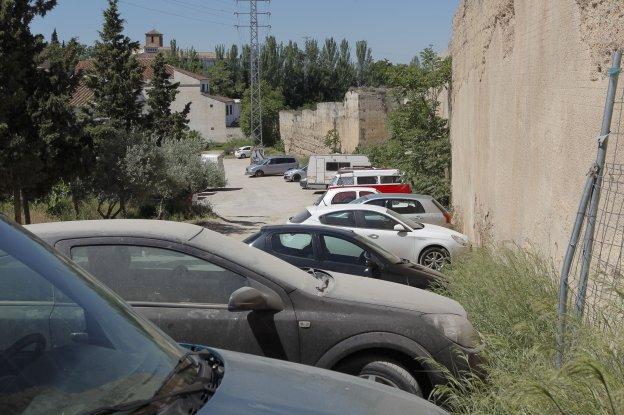 El vallado de la muralla de la Alberzana impedirá aparcar a partir del verano