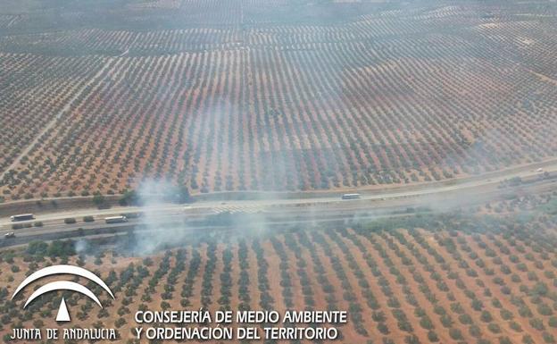 Extinguido el incendio declarado en un paraje de Carboneros, próximo a la A-4