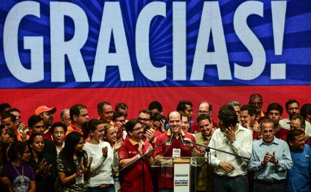 Unos 7,2 millones de venezolanos votan contra Maduro
