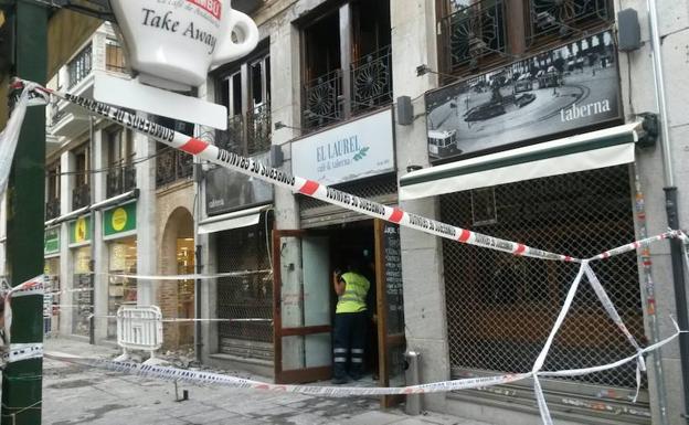 Extinguido el incendio que comenzó a las seis de la mañana en un restaurante de la Alcaicería