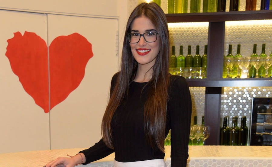 El 'zasca' de Lidia de 'First Dates' a una comensal que hablaba con Matías