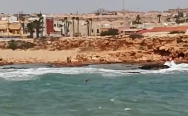 Un guardia civil salva a dos niños que se bañaban en un playa con bandera roja