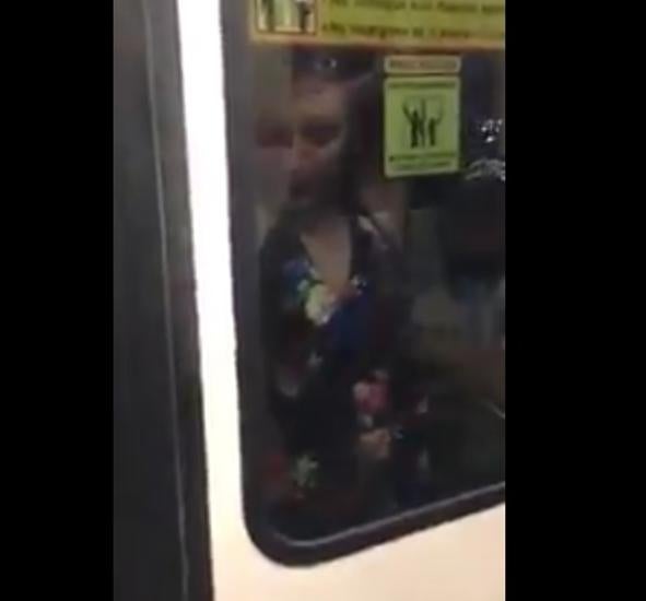 El angustioso momento en que una mujer viaja en el metro colgada del vagón