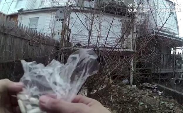 Un policía se graba a sí mismo por error escondiendo droga para inculpar a un hombre