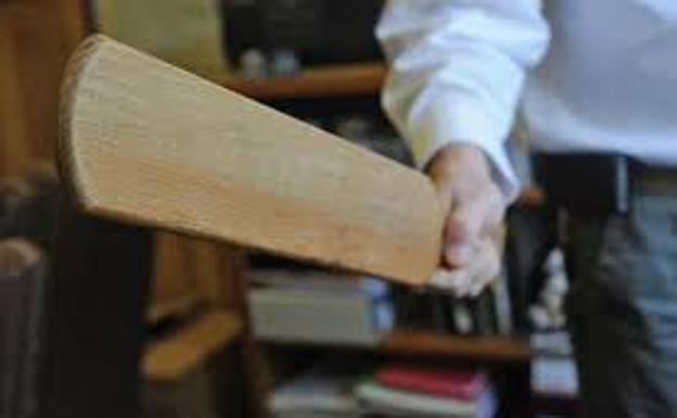 Tres colegios recuperan el castigo físico con pala de madera como forma de "educación para los alumnos"