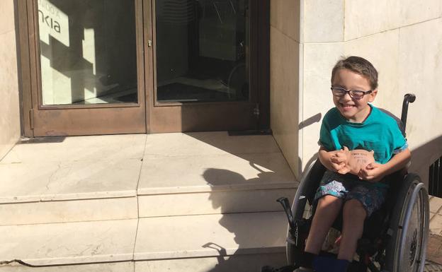 Iker, un niño de 5 años con parálisis cerebral, dona sus ahorros a la investigación de otro niño con enfermedad rara
