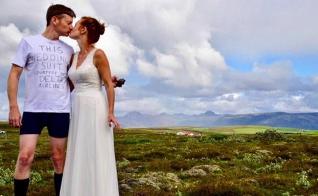 Se casa en calzoncillos porque una aerolínea perdió su traje de novio