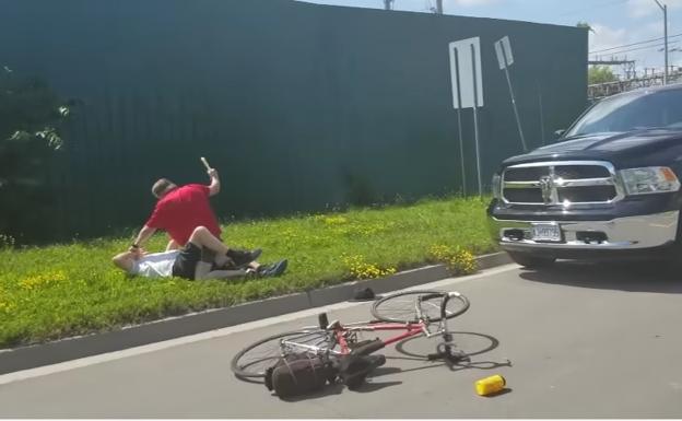 Un conductor da una brutal paliza a un ciclista por tomar la misma curva