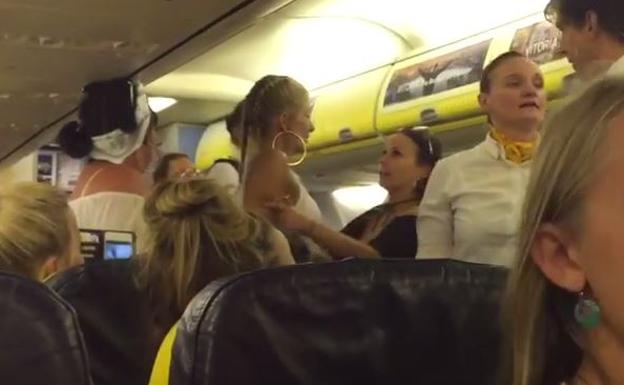 Expulsan a un grupo de chicas de un avión "por comportarse como animales"