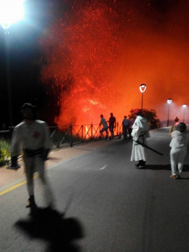 Un fuego pone en jaque el festival de La Encomienda de Chiclana de Segura