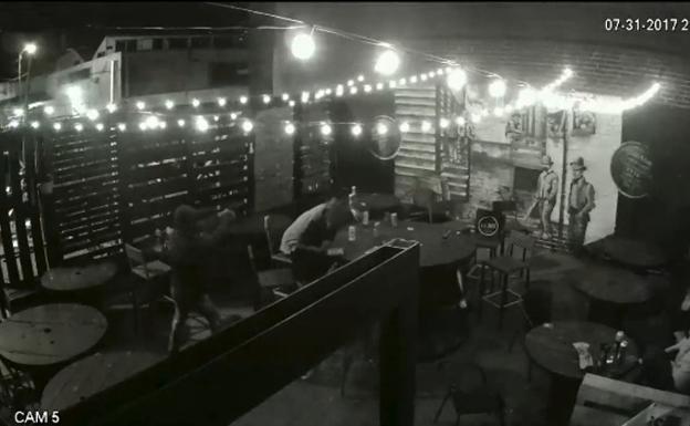 Un hombre entra disparando en un bar y deja un muerto y cuatro heridos