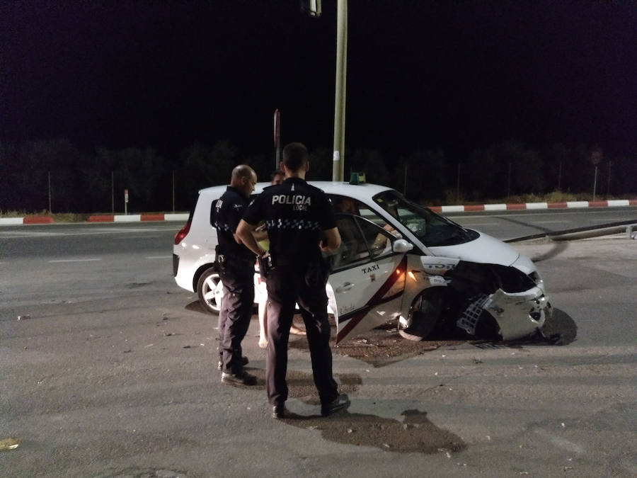 Un taxista empotra su coche contra una farola al verse amenazado con una navaja