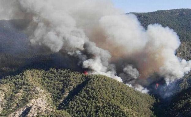 Un total de 24 medios aéreos actúa en el incendio de Segura tras remitir el fenómeno de inversión térmica