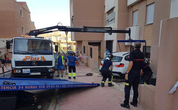 Empotra su coche contra una fachada en Almería