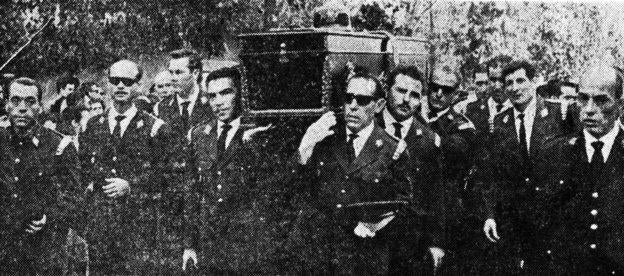 A hombros por la Cuesta de Gomérez