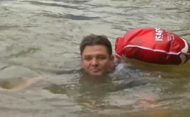 Harto de los atascos, decide ir nadando al trabajo los 2 kms