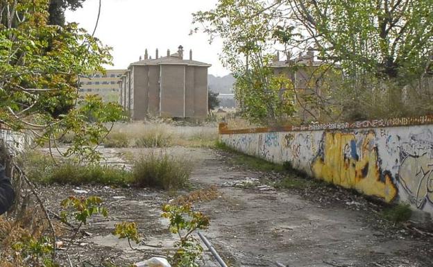 La Junta llevará a cabo la demolición de las naves del Cuartel de Mondragones a final de año