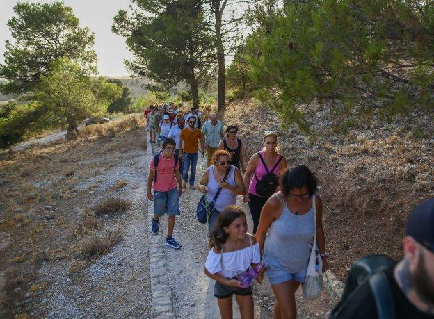 Dos centenares de personas homenajean a Lorca, el rector Salvador Vila y la 'boticaria roja'