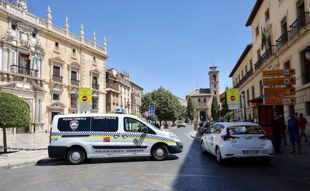 El Ayuntamiento de Granada aumentará el control con maceteros y coches de Policía Local