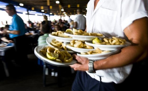 Abusos en los restaurantes: ¿Te pueden cobrar por el mantel, servir hielo extra o ir al baño?