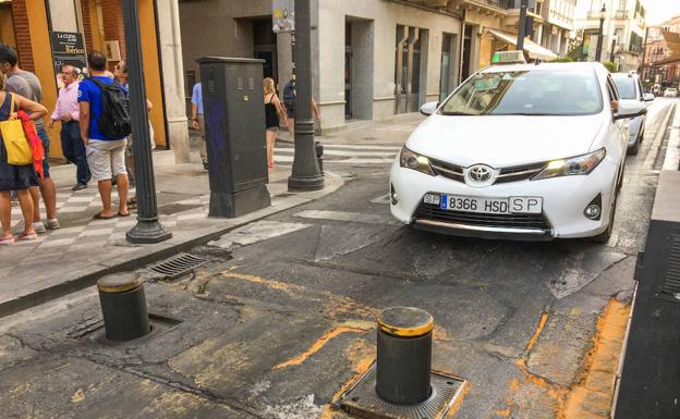 Vuelven las pilonas a Plaza Nueva