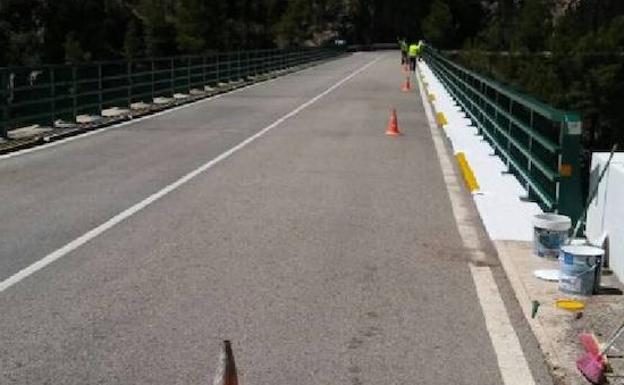Los vecinos de un pueblo de Cuenca pintan su puente para la Vuelta Ciclista a España