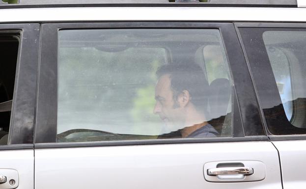 Juana entrega a sus hijos a su expareja